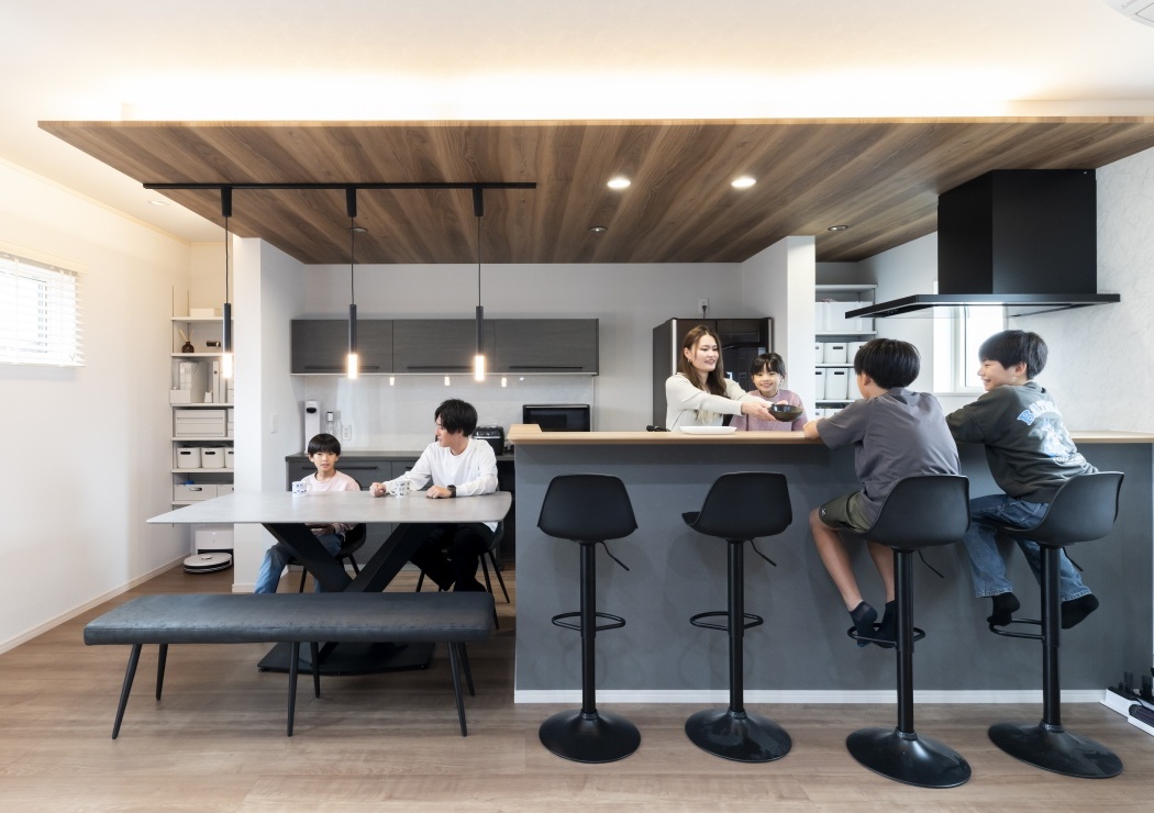 程よい距離感が心地よい黒×グレー×木目のスタイリッシュな二世帯リノベーション