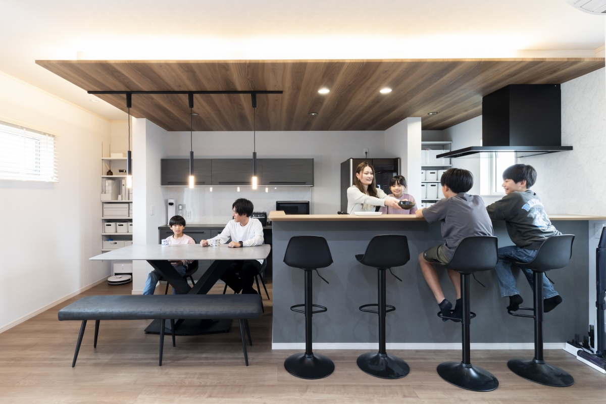 程よい距離感が心地よい黒×グレー×木目のスタイリッシュな二世帯リノベーション