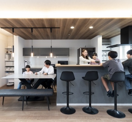 程よい距離感が心地よい黒×グレー×木目のスタイリッシュな二世帯リノベーション