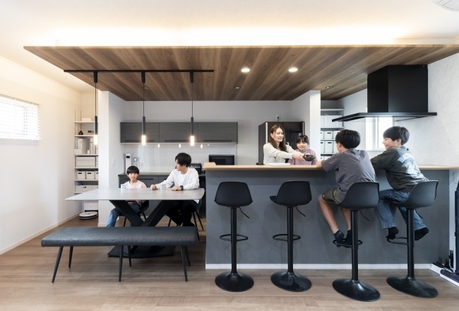 程よい距離感が心地よい黒×グレー×木目のスタイリッシュな二世帯リノベーション