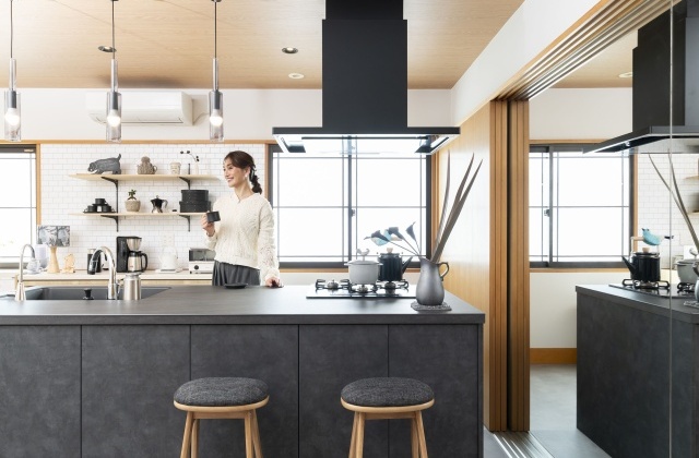 マイルームが憧れのカフェに！こだわりの黒いキッチンが主役のLDK