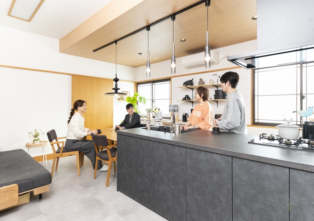 マイルームが憧れのカフェに！こだわりの黒いキッチンが主役のLDK