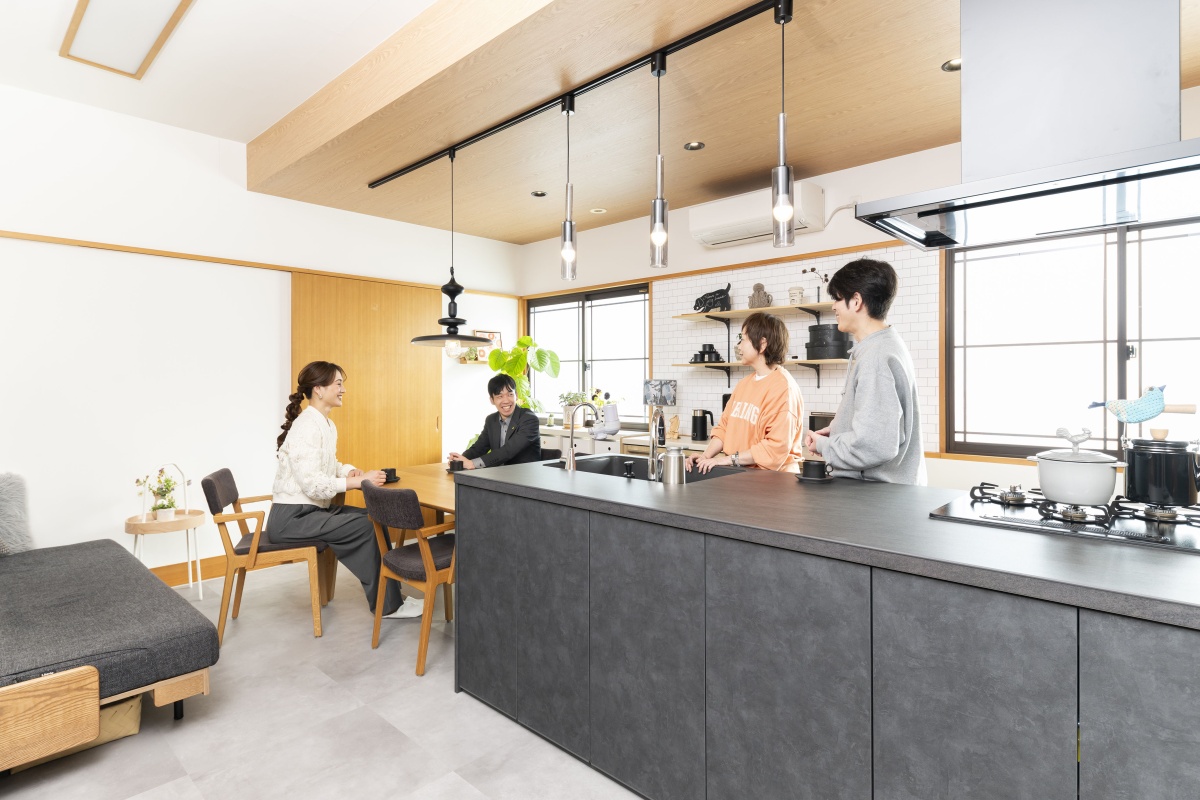 マイルームが憧れのカフェに！こだわりの黒いキッチンが主役のLDK