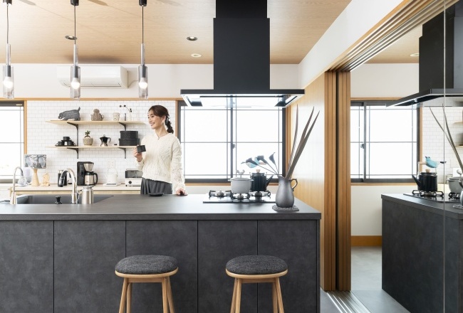 マイルームが憧れのカフェに！こだわりの黒いキッチンが主役のLDK